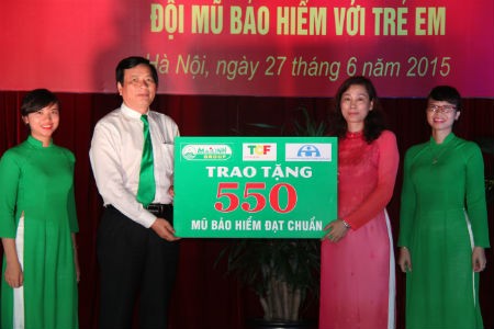 Mai Linh tặng mũ bảo hiểm nhân tháng hành động vì trẻ em