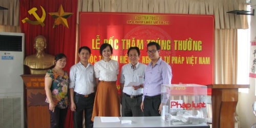 Phó Tổng Biên tập Thường trực Báo PLVN Đặng Ngọc Luyến (thứ hai từ phải sang) chụp ảnh lưu niệm cùng Ban Tổ chức cuộc thi tại lễ bốc thăm trúng thưởng đợt 2