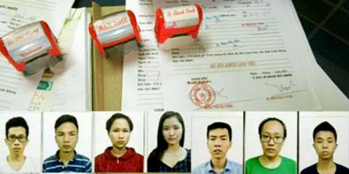 Các đối tượng bị bắt và một số tài liệu, con dấu giả được cơ quan điều tra thu giữ