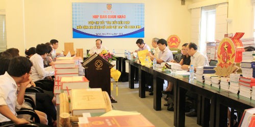 Ban Giám khảo nghiêm túc xem xét các bài dự thi
