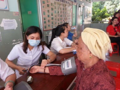 Bác sĩ khám bệnh theo chương trình của Prudential