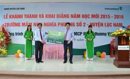 Ông Nghiêm Xuân Thành – Bí thư Đảng ủy – Chủ tịch HĐQT (bên phải) trao số tiền 3,5 tỷ đồng tài trợ xây dựng Trường mầm non Nghĩa Phương 2 cho ông Thân Văn Dàn – Bí thư Huyện ủy Lục Nam