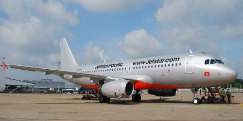 Máy bay Jetstar Pacific bị xe thang đâm va sáng sớm 11/9