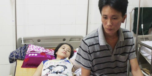 Anh Khánh đang chăm sóc chị Yến tại bệnh viện