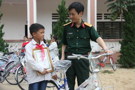 Học bổng “Vì em hiếu học” tiếp tục đến với trẻ em nghèo hiếu học trên toàn quốc