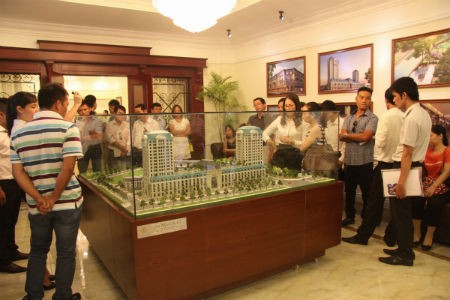 Khách mời tham quan mô hình dự án