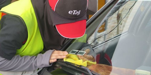 Thao tác dán thẻ e-Tag trên kính lái để thu phí tự động chỉ mất vài phút