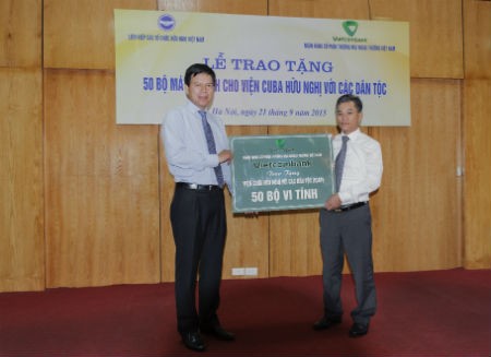 Phó TGĐ Vietcombank Phạm Mạnh Thắng trao biển tượng trưng số lượng 50 máy vi tính cho ông Đôn Tuấn Phong – Phó Chủ tịch kiêm Tổng thư ký Liên hiệp các tổ chức Hữu nghị Việt Nam để chuyển giao cho Viện ICAP và nhân dân Cu Ba