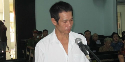 Bị cáo Nguyễn Tình trước vành móng ngựa