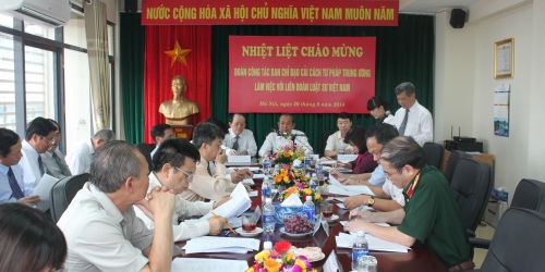 Nghề luật sư và Liên đoàn Luật sư Việt Nam luôn nhận được sự ủng hộ, tạo điều kiện của các cơ quan, ban, ngành, địa phương và xã hội (Ảnh: Đoàn công tác của Ban Chỉ đạo Cải cách tư pháp Trung ương đến làm việc với Liên đoàn Luật sư Việt Nam)