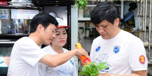 Thứ trưởng Bộ Y tế Nguyễn Thành Long (bên phải) kiểm tra công tác phòng chống sốt xuất huyết tại TP.Hồ Chí Minh