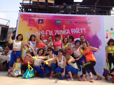 Number 1 Active cùng cộng đồng Zumba tặng sách cho trẻ vùng cao