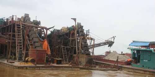 Một tàu cuốc cát tại sông Hồng bị lực lượng công an bắt giữ khi đang khai thác cát trái phép