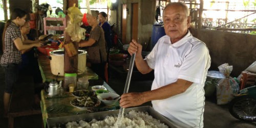 Xới cơm chuẩn bị phát cho bệnh nhân