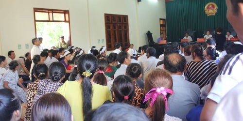Hàng trăm người dân theo dõi phiên tòa
