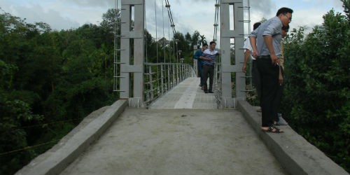 Sau ba ngày thì nhà thầu thi công đã khắc phục xong việc nứt, lún sụp đường dẫn vào ngay đầu cầu treo dân sinh thôn 2