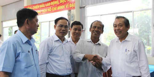 Chánh án Trương Hòa Bình trao đổi với cử tri