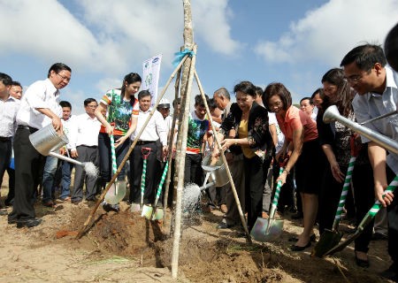 Vinamilk trồng cây tại khu di tích đường Hồ Chí Minh trên biển