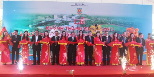 Bộ trưởng Hà Hùng Cường cùng các đại biểu cắt băng khánh thành Giai đoạn I Trường Trung cấp Luật Đồng Hới