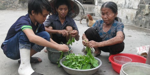 Ba người dựa vào nhau sống cho qua ngày