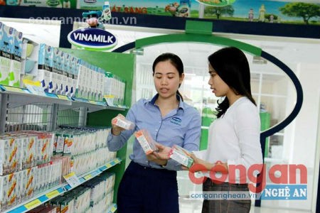 Nhân viên bán hàng tư vấn, giới thiệu sản phẩm tại cửa hàng “Tự hào hàng Việt Nam” của Vinamilk