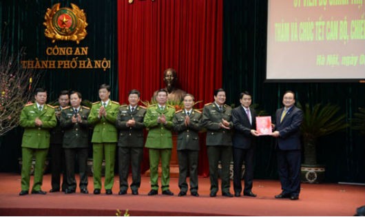 Bí thư Thành ủy Hà Nội Hoàng Trung Hải thăm và chúc Tết cán bộ, chiến sĩ công an TP. Hà Nội. Ảnh: Báo Hà Nội mới