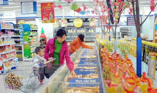 Khách chọn mua hàng tại Siêu thị Co.op Mart Hoàng Mai (Hà Nội). (Ảnh: Quang Quyết/TTXVN)