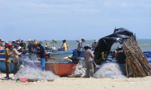 Ngư dân làng chài phường Hàm Tiến, TP Phan Thiết chuẩn bị ngư cụ ra khơi