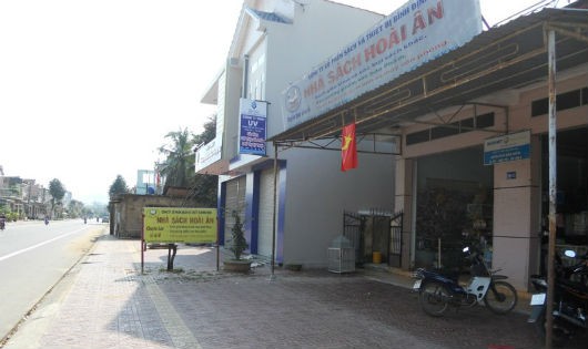 So với Nhà sách Hoài Ân được xây dựng từ trước, công trình xây dựng tại số 115B Nguyễn Tất Thành chìa ra phía vỉa hè khoảng 2m