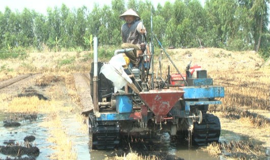 Anh Giang đang điều khiển máy đào rãnh và lên liếp do anh sáng chế