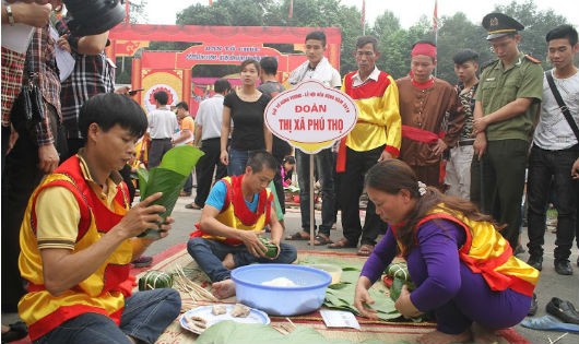 Người dân hào hứng thi làm bánh chưng, bánh dày dâng Vua Hùng