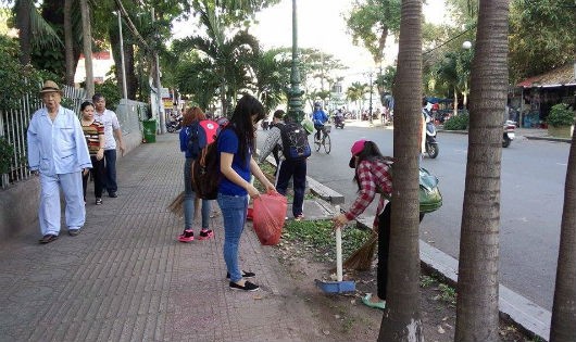 Đoàn viên Thanh niên phường 5 quận 10 tham gia thực hiện Tổng vệ sinh tuyến đường nội bộ Bệnh viện 115 – Viện tim ngày 09/01/2016. Ảnh: tuoitrequan10.vn