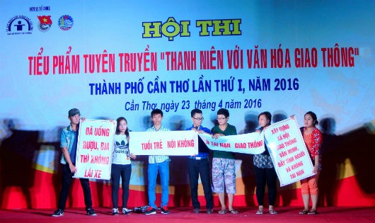 Các đội tham gia các tiểu phẩm tuyên truyền “Thanh niên với văn hóa giao thông”