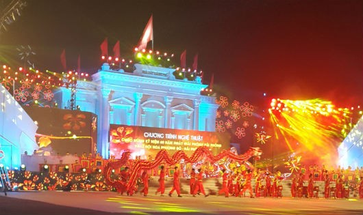 Biểu diễn nghệ thuật trong Lễ hội Hoa Phượng Đỏ năm 2015