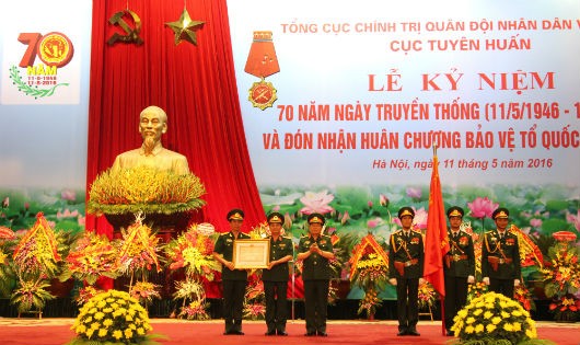 Thừa ủy quyền của Chủ tịch nước, Đại tướng Ngô Xuân Lịch trao Bằng chứng nhận và gắn Huân chương Bảo vệ Tổ quốc hạng Nhất lên
 Quân kỳ Quyết thắng của Cục Tuyên huấn