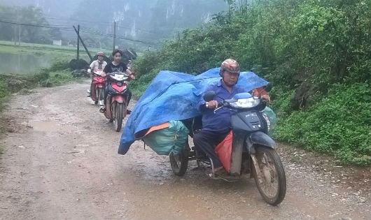 Trên chiếc xe ba bánh tự chế, hàng ngày ông Vi Văn Thắng vẫn rong ruổi ngược xuôi để mưu sinh