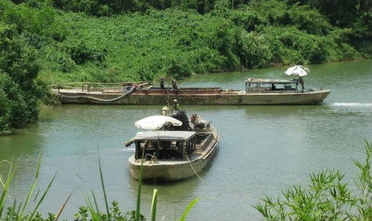 Dù ban ngày nhưng các thuyền hút cát sạn vẫn ngang nhiên hoạt động trên sông Bến Hải