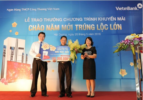 Giám đốc VietinBank KCN Hải Dương Đoàn Mạnh Vinh trao giải Đặc biệt cho khách hàng Nguyễn Công Phú