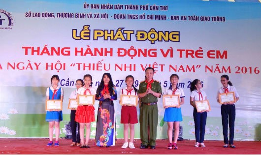 Đại diện lãnh đạo Ban An toàn giao thông thành phố và lãnh đạo Công an TP Cần Thơ trao Giấy khen cho các đội đạt giải trong Hội thi hùng biện “Thiếu nhi với an toàn giao thông” năm 2016