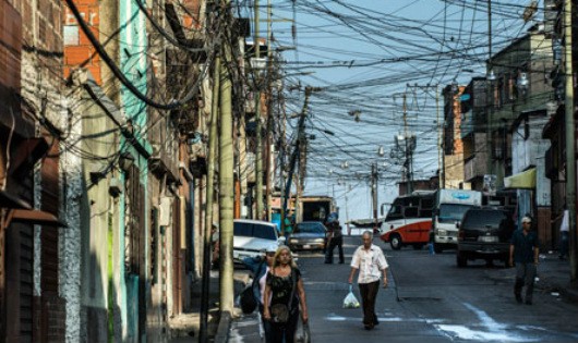 Hệ thống điện ở khu ổ chuột tại Caracas, Venezuela.