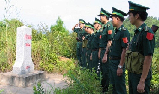 Cán bộ, chiến sĩ Đồn Biên phòng Na Hình thực hiện chào cột mốc trên đường tuần tra.