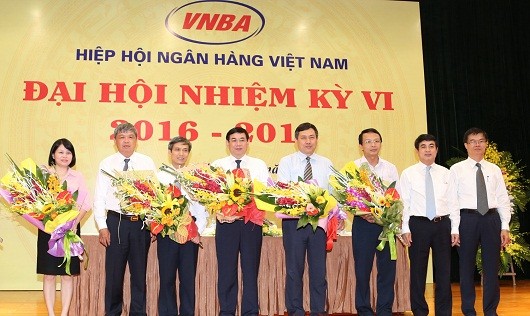 Tân Chủ tịch Hội đồng VNBA Phan Đức Tú (thứ tư từ trái sang) và các thành viên Hội đồng ra mắt Đại hội.