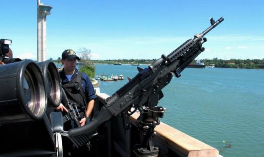 Súng máy trên tàu khu trục USS Momsen (DDG92) của Mỹ. Ảnh: Reuters