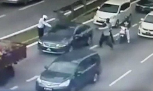 Malaysia sốc với clip chủ nợ  “ăn” 16 phát đạn