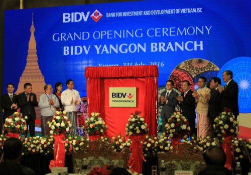 Phó Tổng thống Myanmar Henry Vanthio và Phó Thủ tướng Vũ Đức Đam mở biển đồng Chi nhánh Yangon