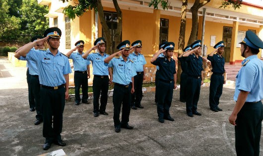 Cán bộ, chiến sĩ Ban Chính trị thực hành động tác chào điều lệnh