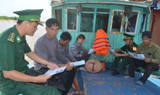 Bộ đội Biên phòng TP Hải Phòng tuyên truyền phổ biến pháp luật tới ngư dân làm ăn, sản xuất trên biển