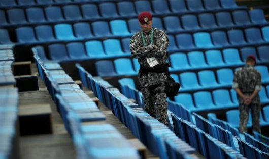 Lực lượng an ninh Rio rà soát an ninh tại sân vận động. Ảnh: Reuters