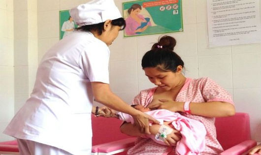 Nuôi con bằng sữa mẹ mang lại nhiều lợi ích