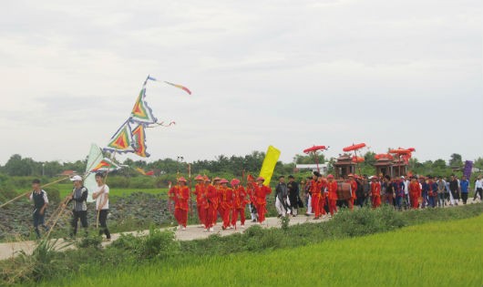 Tham gia đoàn rước kiệu có lân, trống, chiêng, kèn Ban hội hương đình…  và  rất đông người dân trong thôn